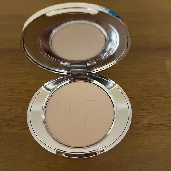 No 7 Lift and Luminate Triple Action Finishing Powder in LIGHT - Picture 4 of 4